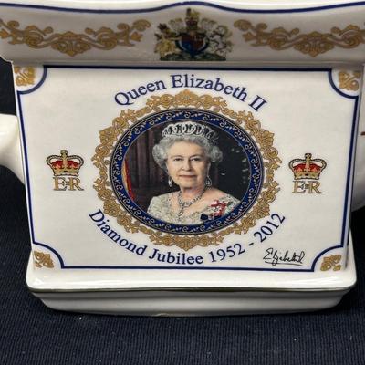 Queen Elizabeth diamond Jubilee teapot. The Best of Royal Souvenirs from London.