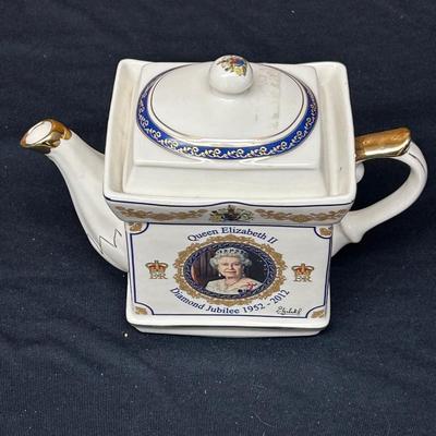 Queen Elizabeth diamond Jubilee teapot. The Best of Royal Souvenirs from London.