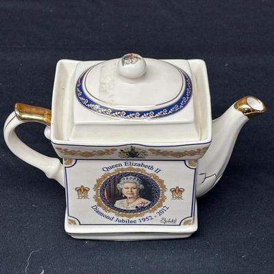Queen Elizabeth diamond Jubilee teapot. The Best of Royal Souvenirs from London.