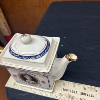 Queen Elizabeth diamond Jubilee teapot. The Best of Royal Souvenirs from London.