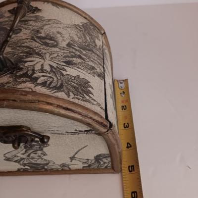 Roman numeral wall clock with toile French small case / treasure chest