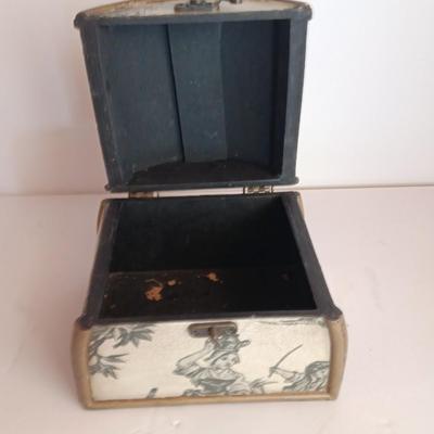 Roman numeral wall clock with toile French small case / treasure chest