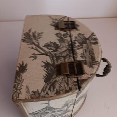 Roman numeral wall clock with toile French small case / treasure chest