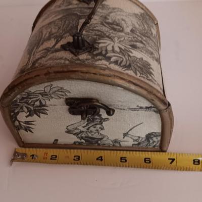 Roman numeral wall clock with toile French small case / treasure chest