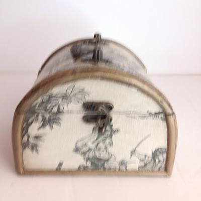 Roman numeral wall clock with toile French small case / treasure chest