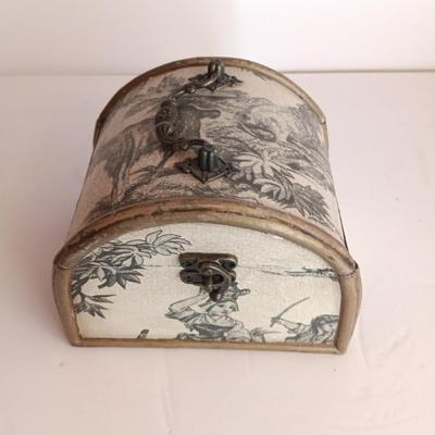 Roman numeral wall clock with toile French small case / treasure chest