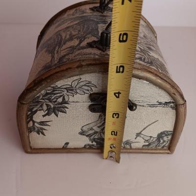 Roman numeral wall clock with toile French small case / treasure chest