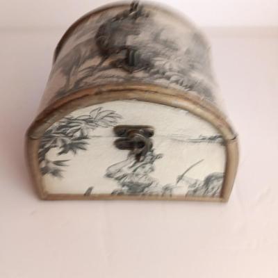 Roman numeral wall clock with toile French small case / treasure chest