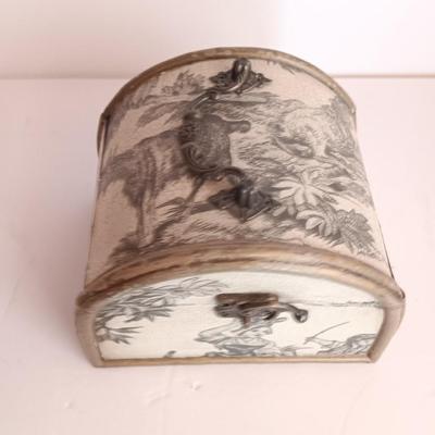 Roman numeral wall clock with toile French small case / treasure chest