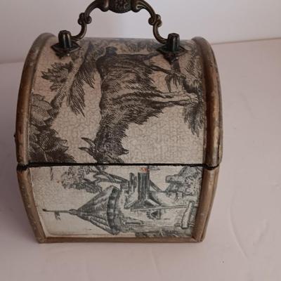 Roman numeral wall clock with toile French small case / treasure chest