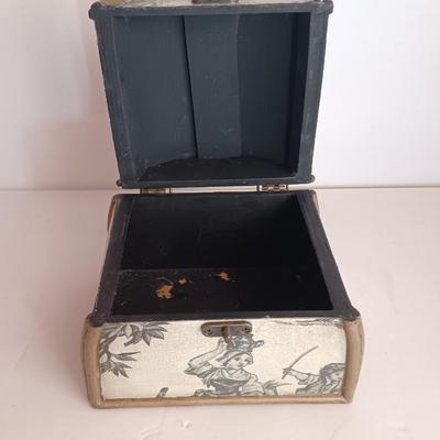 Roman numeral wall clock with toile French small case / treasure chest