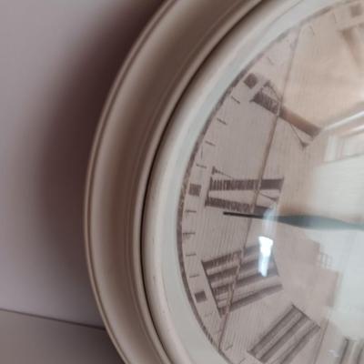 Roman numeral wall clock with toile French small case / treasure chest