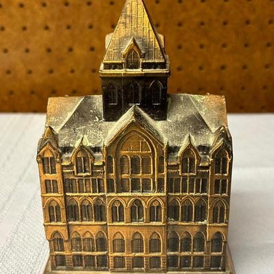 SYRACUSE SAVINGS BANK VINTAGE SOUVENIR METAL BUILDING ADVERTISING BANK BANTHRICO
