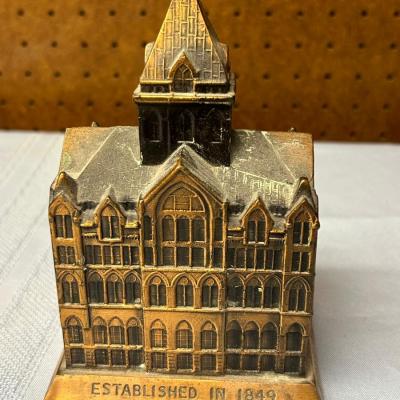SYRACUSE SAVINGS BANK VINTAGE SOUVENIR METAL BUILDING ADVERTISING BANK BANTHRICO