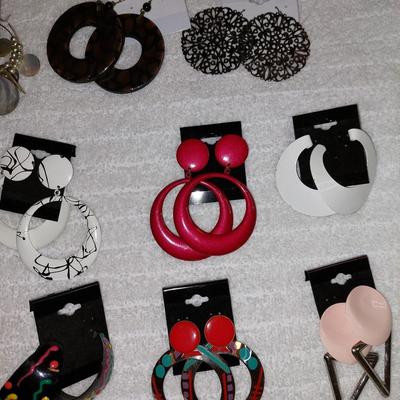Lot 1 pierced earrings 15 sets