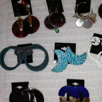 Lot 1 pierced earrings 15 sets
