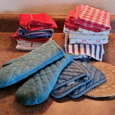Kitchen Towel, Mitts, and Trivets