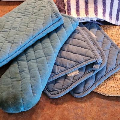 Kitchen Towel, Mitts, and Trivets