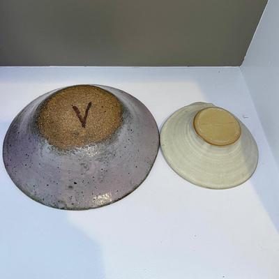 2 pottery dishes