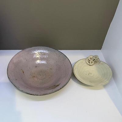 2 pottery dishes