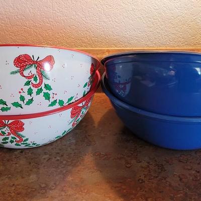 4 Large Plastic Bowls