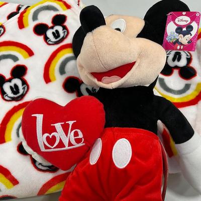 -77- HALLMARK | Mickey Mouse Blanket & Love Mickey Plush