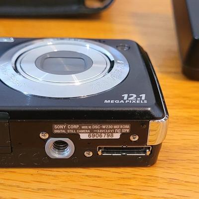 Sony Cyber Shot with extra Battery & Charger