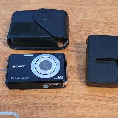 Sony Cyber Shot with extra Battery & Charger