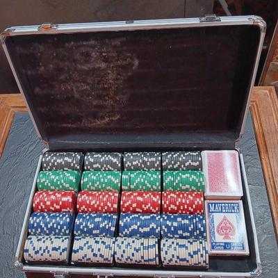 Poker Game set - Silver hard sided case with Poker chips and cards