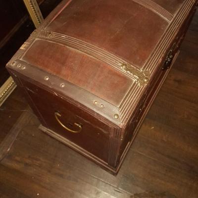 Lightweight wooden storage trunk