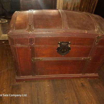 Lightweight wooden storage trunk