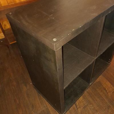 Short 4 cubie shelving unit