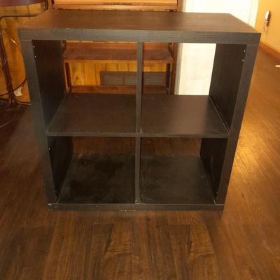 Short 4 cubie shelving unit