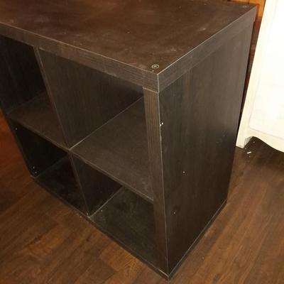 Short 4 cubie shelving unit