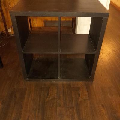 Short 4 cubie shelving unit