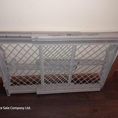 White plastic adjustable child / dog gate