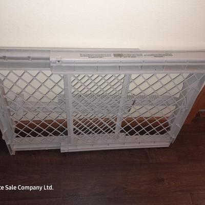 White plastic adjustable child / dog gate