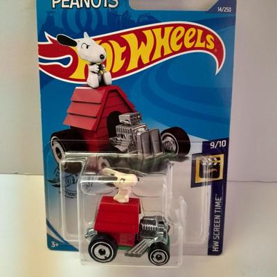 New in package Hot Wheels Peanuts HW Screentime collectible Snoopy car