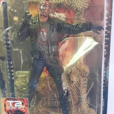 New in the package TERMINATOR 2 T2 Judgment Day T-800 Movie Manics Figure
