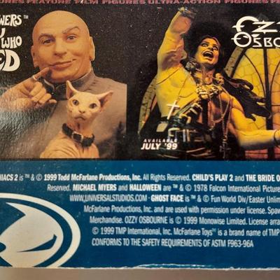 New in the package SCREAM Movie Maniacs GHOST FACE Figure