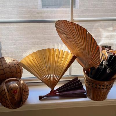 Lot 4 baskets and fans