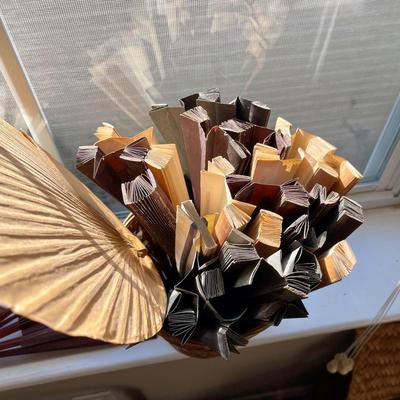 Lot 4 baskets and fans