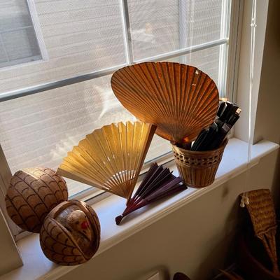 Lot 4 baskets and fans