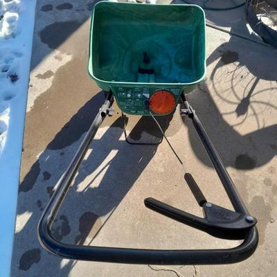 Scott's Mini Turf Builder Broadcast spreader 5,000 SQ foot