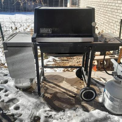 Weber propane grill with 2 propane bottles