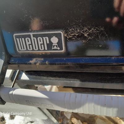 Weber propane grill with 2 propane bottles