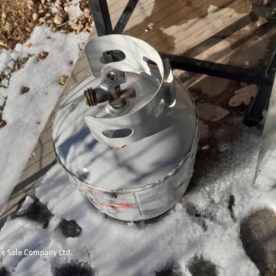 Weber propane grill with 2 propane bottles