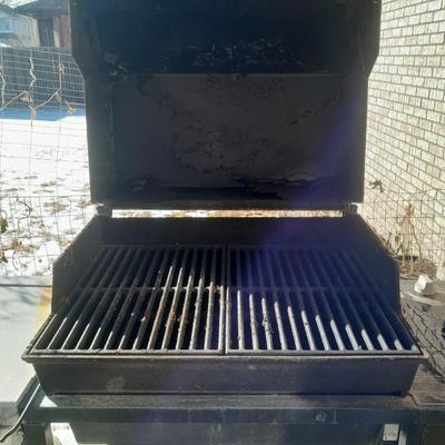 Weber propane grill with 2 propane bottles