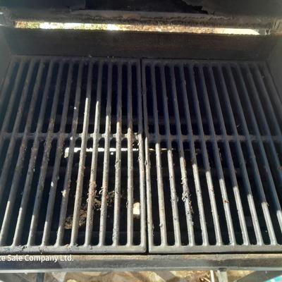 Weber propane grill with 2 propane bottles