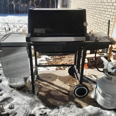 Weber propane grill with 2 propane bottles